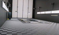 Autotallinmatto lattiapäällyste laatta Plaza asennettuna autonhoitopalveluita tuottavan yrityksen tiloihin