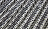 Tuulikaappimatto Silver harjan ja tekstiilin yhdistelmämatto on tehokas lian pysäyttäjä kiinteistöjen sisäänkäynneissä
