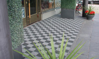 Kostean tilan matto Modena asennettuna sisäänkäynnin matoksi Hotelli Haagan edustalla