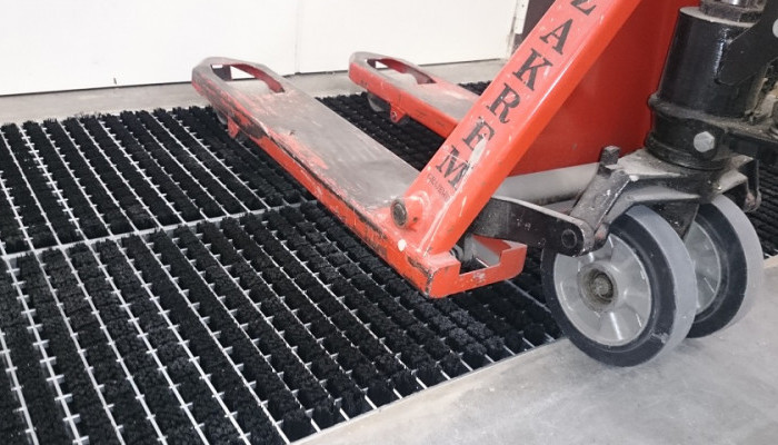 Brush metal steel grate forklift mat Hercules is an effective system for cleaning forklifts, cars and wheels of heavy equipment