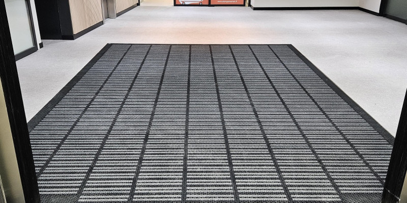 Kotimainen Jaguar tekstiili tuulikaappimatto on erittäin kestävä ja tyylikäs matto, joka on suunniteltu suojaamaan lattiaa ja on turvallinen käyttää